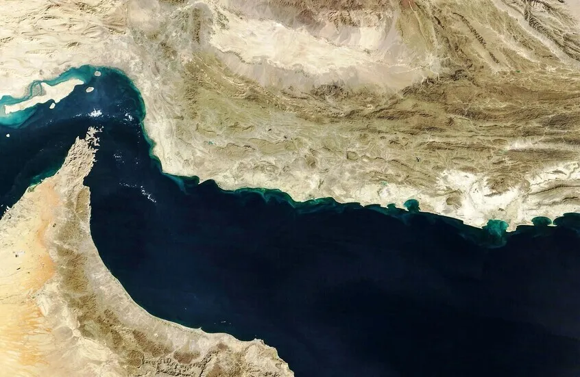 إيران: أي عملية عسكرية أمريكية في مضيق هرمز ستؤدي لإغلاقه “إلى أجل غير مسمى”